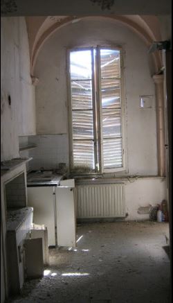 L’unità immobiliare, con destinazione residenziale, è ubicata al piano primo di un vecchio fabbricato denominato “Palazzo Gobbi”, si compone di tre camere, sala centrale di disimpegno ai vari locali, bagno, cucina, veranda di disimpegno chiusa con vetri ed altro piccolo disimpegno, oltre a locale cantina posto al piano interrato del fabbricato.