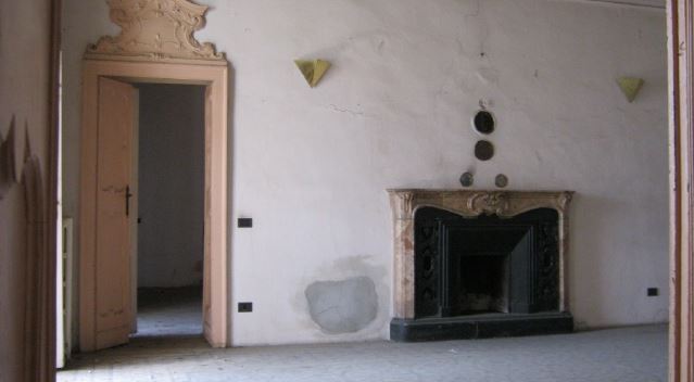 L’unità immobiliare, con destinazione residenziale, è ubicata al piano primo di un vecchio fabbricato denominato “Palazzo Gobbi”, si compone di tre camere, sala centrale di disimpegno ai vari locali, bagno, cucina, veranda di disimpegno chiusa con vetri ed altro piccolo disimpegno, oltre a locale cantina posto al piano interrato del fabbricato.