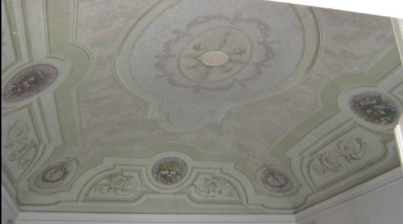 L’unità immobiliare, con destinazione residenziale, è ubicata al piano primo di un vecchio fabbricato denominato “Palazzo Gobbi”, si compone di tre camere, sala centrale di disimpegno ai vari locali, bagno, cucina, veranda di disimpegno chiusa con vetri ed altro piccolo disimpegno, oltre a locale cantina posto al piano interrato del fabbricato.