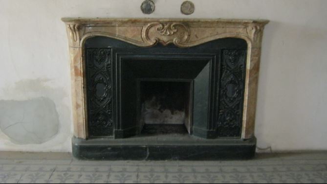 L’unità immobiliare, con destinazione residenziale, è ubicata al piano primo di un vecchio fabbricato denominato “Palazzo Gobbi”, si compone di tre camere, sala centrale di disimpegno ai vari locali, bagno, cucina, veranda di disimpegno chiusa con vetri ed altro piccolo disimpegno, oltre a locale cantina posto al piano interrato del fabbricato.
