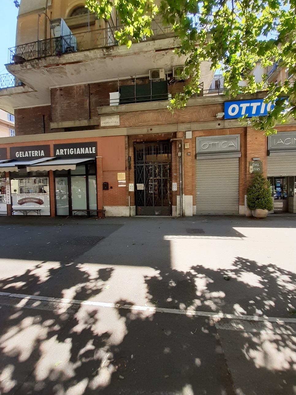 appartamento int.4 di 7 vani con ascensore, balcone, soffitta e cantina. Mq 149. Identificativi catastali [N.C.E.U.] cat. A/2, fg.403, part. 16, sub. 22