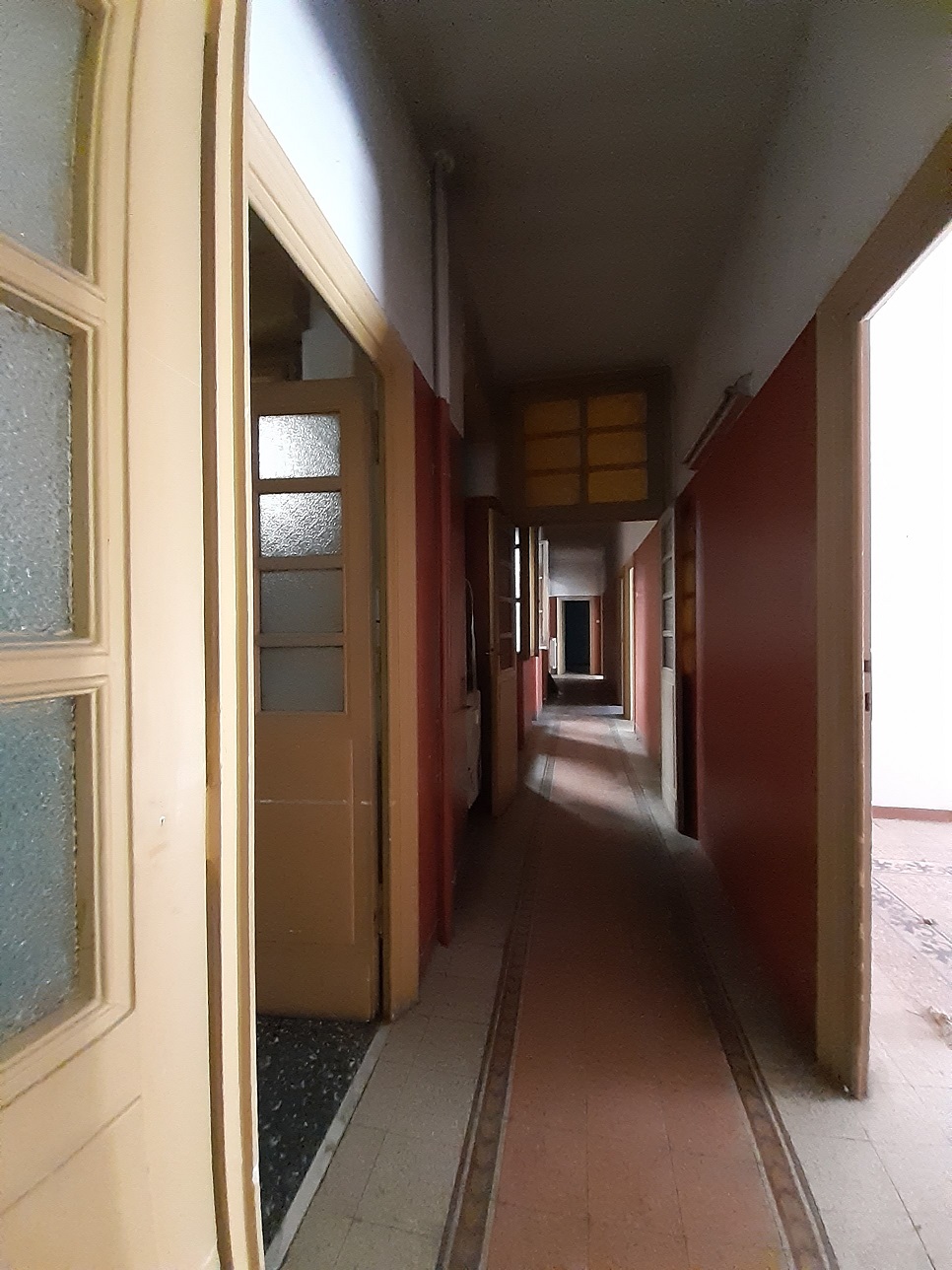 appartamento int.4 di 7 vani con ascensore, balcone, soffitta e cantina. Mq 149. Identificativi catastali [N.C.E.U.] cat. A/2, fg.403, part. 16, sub. 22