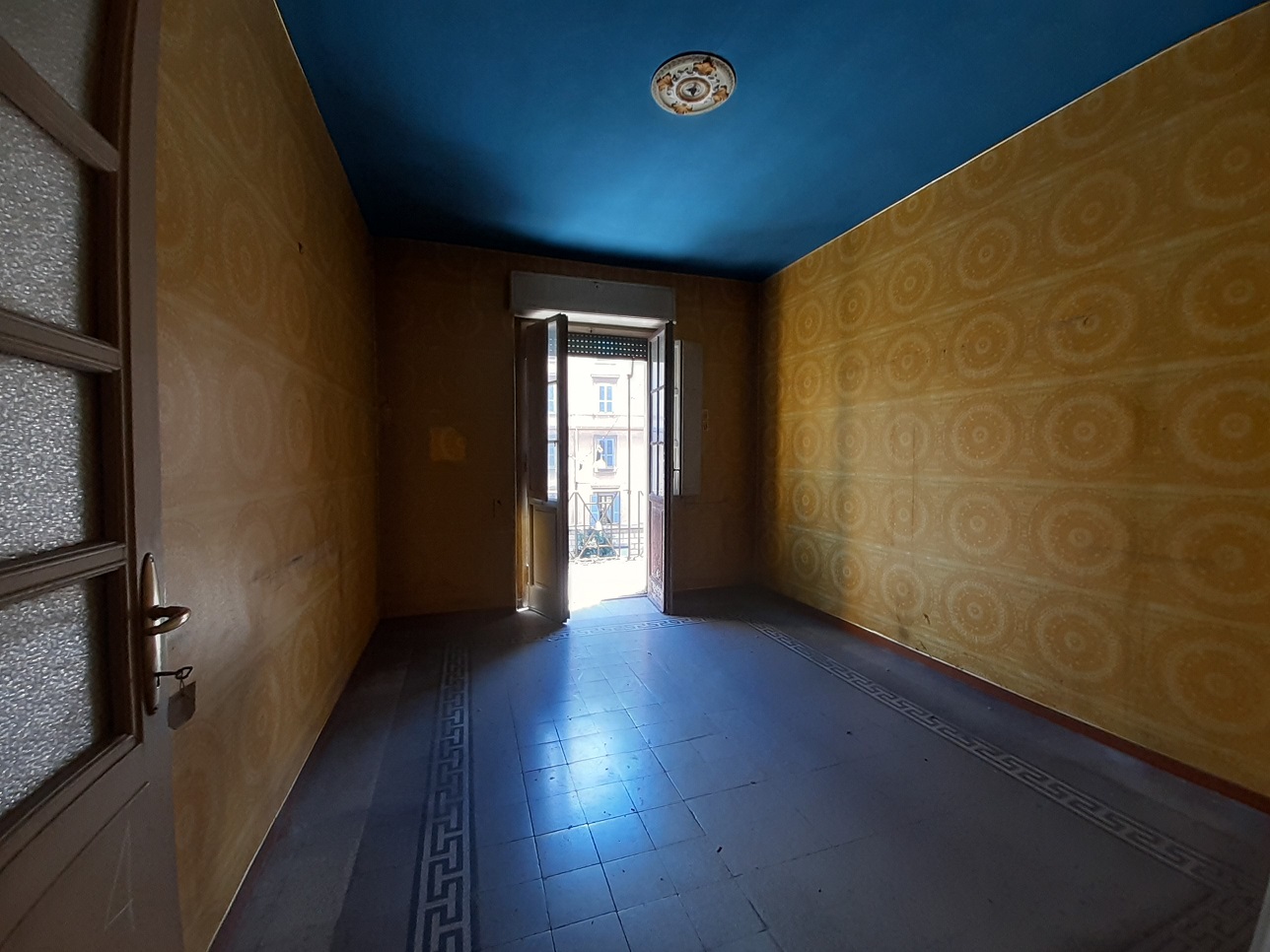 appartamento int.4 di 7 vani con ascensore, balcone, soffitta e cantina. Mq 149. Identificativi catastali [N.C.E.U.] cat. A/2, fg.403, part. 16, sub. 22