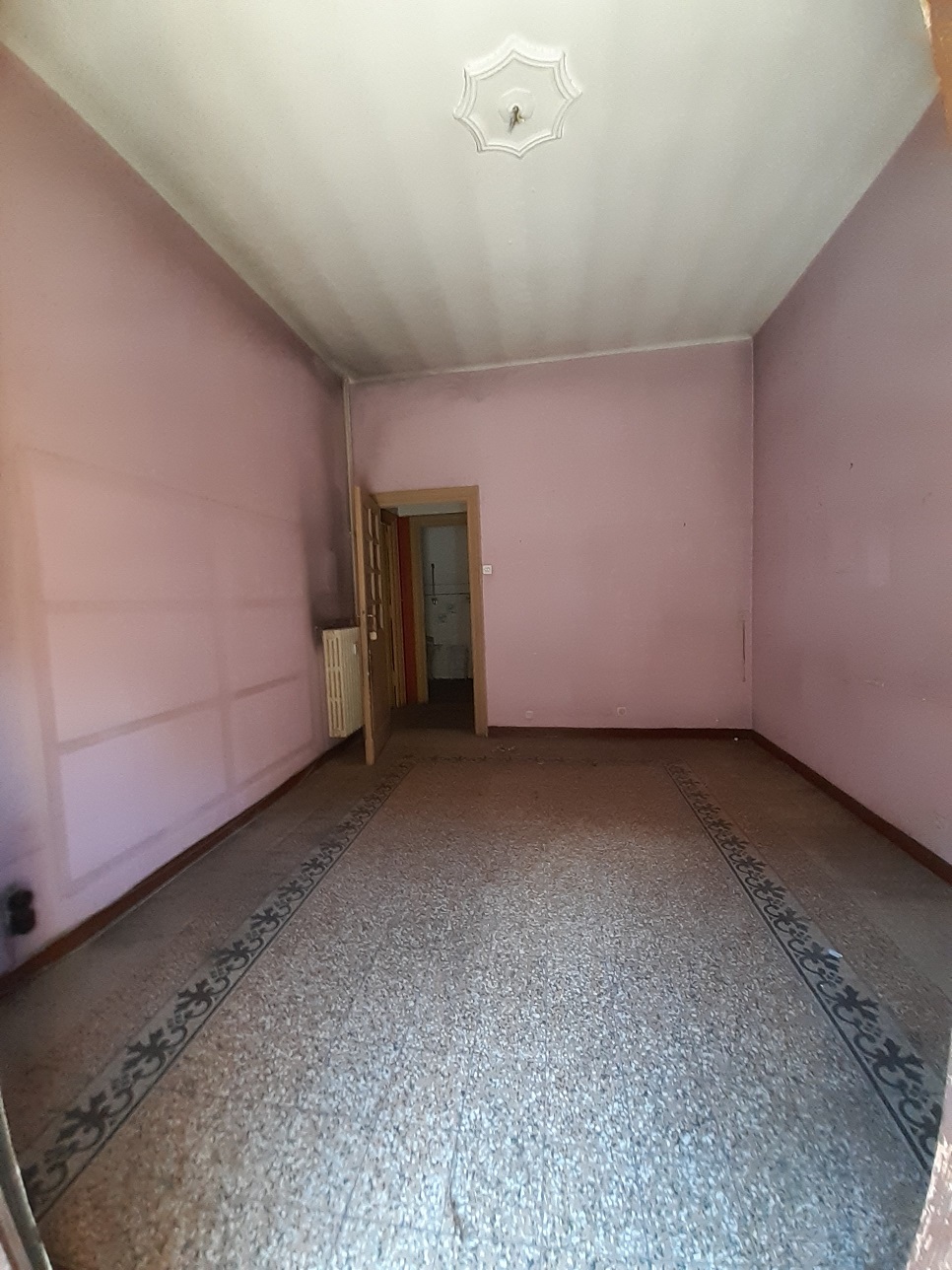 appartamento int.4 di 7 vani con ascensore, balcone, soffitta e cantina. Mq 149. Identificativi catastali [N.C.E.U.] cat. A/2, fg.403, part. 16, sub. 22