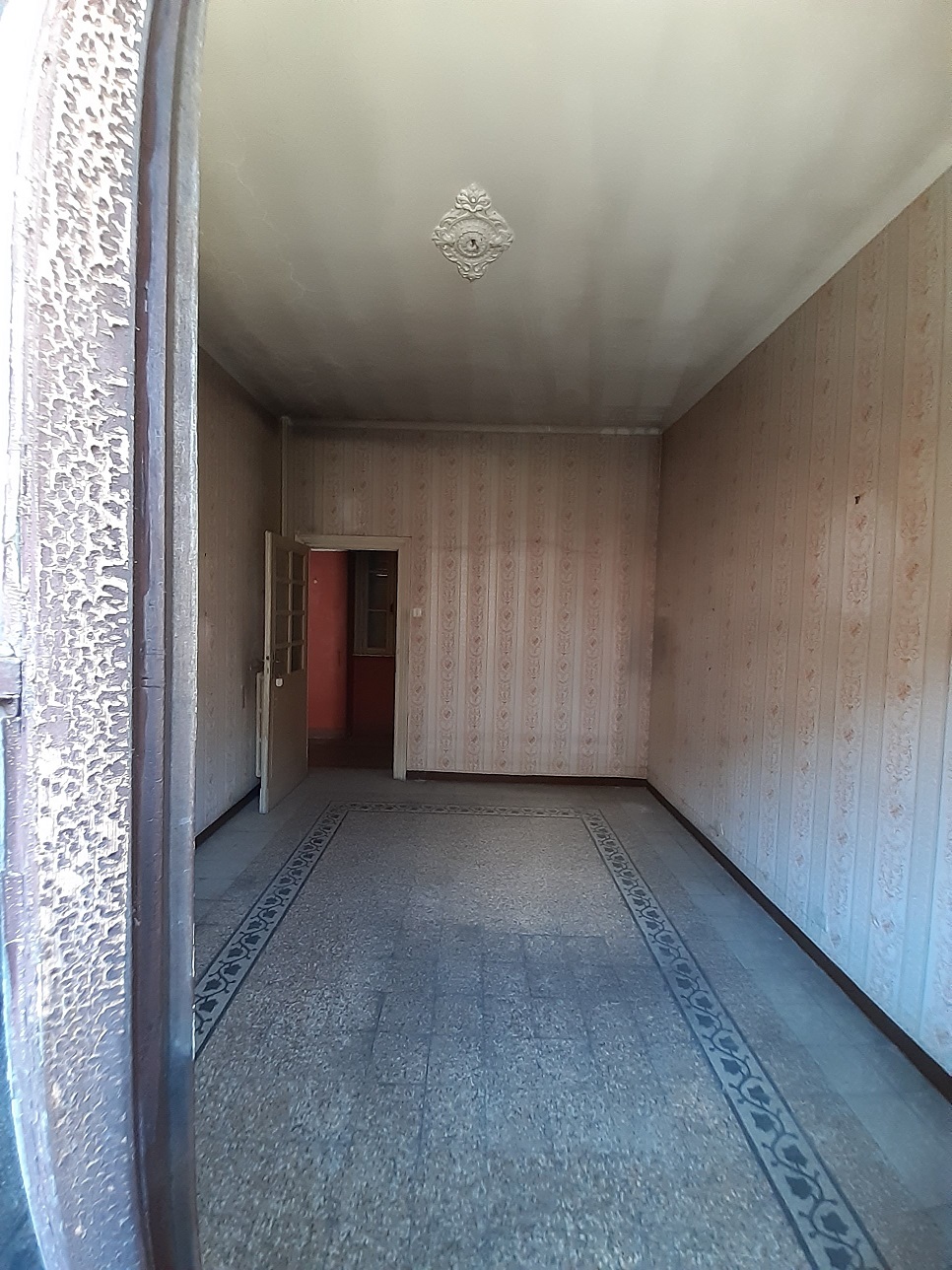 appartamento int.4 di 7 vani con ascensore, balcone, soffitta e cantina. Mq 149. Identificativi catastali [N.C.E.U.] cat. A/2, fg.403, part. 16, sub. 22