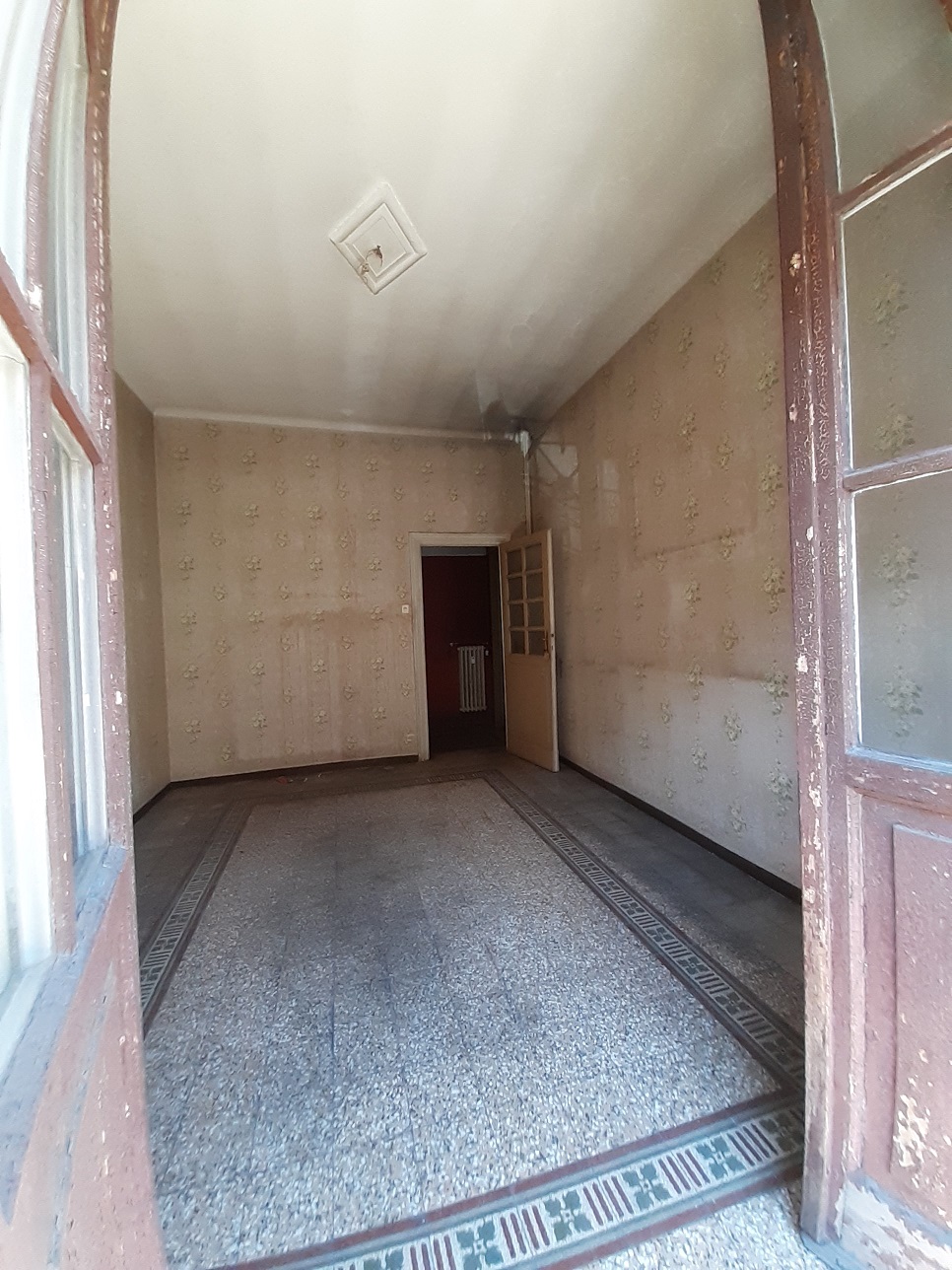 appartamento int.4 di 7 vani con ascensore, balcone, soffitta e cantina. Mq 149. Identificativi catastali [N.C.E.U.] cat. A/2, fg.403, part. 16, sub. 22