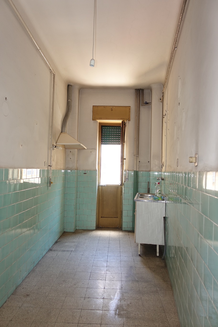 appartamento int.4 di 7 vani con ascensore, balcone, soffitta e cantina. Mq 149. Identificativi catastali [N.C.E.U.] cat. A/2, fg.403, part. 16, sub. 22