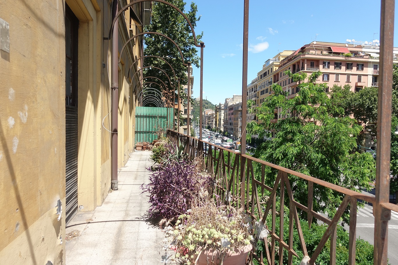 appartamento int.4 di 7 vani con ascensore, balcone, soffitta e cantina. Mq 149. Identificativi catastali [N.C.E.U.] cat. A/2, fg.403, part. 16, sub. 22