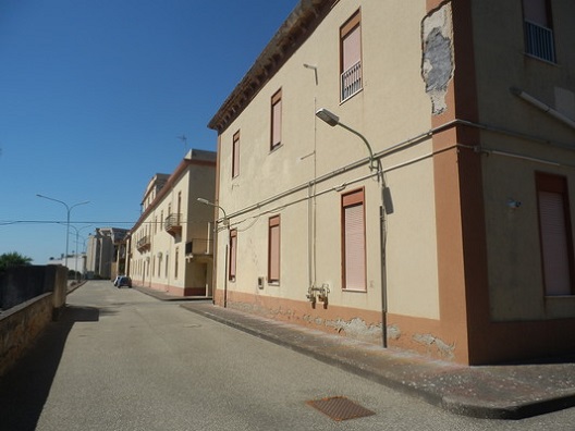 8 corpi di fabbrica di cui 6 adibiti ad alloggi e 2 a locali deposito + ampia corte esterna adibita a parcheggi e ad area comune. IL LOTTO IN VENDITA E' COSTITUITO DA 32 UNITA' ABITATIVE + 5 locali deposito, 65 posti auto scoperti, area scoperta. Identificativi Catastali [N.C.E.U.]Fg. 121, part.583sub 2,4,5,6,9,10,11,12,13; part584sub 2,3,4,5,7,8,10,11; part585sub3,4,5,6,7,8,10,11,15,16; part. 586 sub 1,2,3,7,9,10, 6 (6/10 pari a 600 millesimi); part. 589; part. 590; part. 602; (Posti Auto) part. 591 sub 87,88,29,30,31,32,35,36,61,62,63,64,67,68,65,66,53,54,51,52,55,56,27,28,33,34,37,93,77,78,81,82,41,42,43,44,75,76,73,74,69,70,15,16,19,20,17,18,23,24,83,84,5,6,7,8,9,10,1,2,21,22,45,46,89; part. 587 (31/43 pari a 720,930 millesimi); part. 588. Mq. 5126. Libero, intera proprietà.