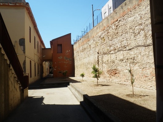 8 corpi di fabbrica di cui 6 adibiti ad alloggi e 2 a locali deposito + ampia corte esterna adibita a parcheggi e ad area comune. IL LOTTO IN VENDITA E' COSTITUITO DA 32 UNITA' ABITATIVE + 5 locali deposito, 65 posti auto scoperti, area scoperta. Identificativi Catastali [N.C.E.U.]Fg. 121, part.583sub 2,4,5,6,9,10,11,12,13; part584sub 2,3,4,5,7,8,10,11; part585sub3,4,5,6,7,8,10,11,15,16; part. 586 sub 1,2,3,7,9,10, 6 (6/10 pari a 600 millesimi); part. 589; part. 590; part. 602; (Posti Auto) part. 591 sub 87,88,29,30,31,32,35,36,61,62,63,64,67,68,65,66,53,54,51,52,55,56,27,28,33,34,37,93,77,78,81,82,41,42,43,44,75,76,73,74,69,70,15,16,19,20,17,18,23,24,83,84,5,6,7,8,9,10,1,2,21,22,45,46,89; part. 587 (31/43 pari a 720,930 millesimi); part. 588. Mq. 5126. Libero, intera proprietà.