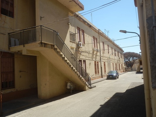 8 corpi di fabbrica di cui 6 adibiti ad alloggi e 2 a locali deposito + ampia corte esterna adibita a parcheggi e ad area comune. IL LOTTO IN VENDITA E' COSTITUITO DA 32 UNITA' ABITATIVE + 5 locali deposito, 65 posti auto scoperti, area scoperta. Identificativi Catastali [N.C.E.U.]Fg. 121, part.583sub 2,4,5,6,9,10,11,12,13; part584sub 2,3,4,5,7,8,10,11; part585sub3,4,5,6,7,8,10,11,15,16; part. 586 sub 1,2,3,7,9,10, 6 (6/10 pari a 600 millesimi); part. 589; part. 590; part. 602; (Posti Auto) part. 591 sub 87,88,29,30,31,32,35,36,61,62,63,64,67,68,65,66,53,54,51,52,55,56,27,28,33,34,37,93,77,78,81,82,41,42,43,44,75,76,73,74,69,70,15,16,19,20,17,18,23,24,83,84,5,6,7,8,9,10,1,2,21,22,45,46,89; part. 587 (31/43 pari a 720,930 millesimi); part. 588. Mq. 5126. Libero, intera proprietà.
