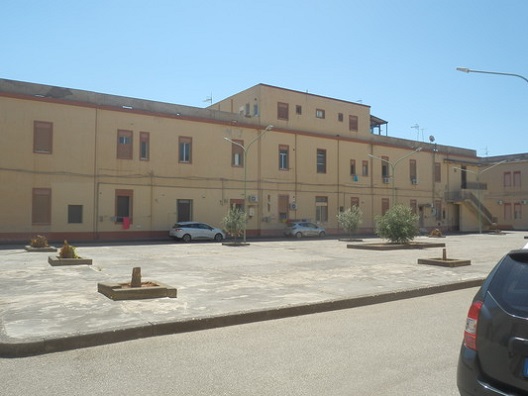 8 corpi di fabbrica di cui 6 adibiti ad alloggi e 2 a locali deposito + ampia corte esterna adibita a parcheggi e ad area comune. IL LOTTO IN VENDITA E' COSTITUITO DA 32 UNITA' ABITATIVE + 5 locali deposito, 65 posti auto scoperti, area scoperta. Identificativi Catastali [N.C.E.U.]Fg. 121, part.583sub 2,4,5,6,9,10,11,12,13; part584sub 2,3,4,5,7,8,10,11; part585sub3,4,5,6,7,8,10,11,15,16; part. 586 sub 1,2,3,7,9,10, 6 (6/10 pari a 600 millesimi); part. 589; part. 590; part. 602; (Posti Auto) part. 591 sub 87,88,29,30,31,32,35,36,61,62,63,64,67,68,65,66,53,54,51,52,55,56,27,28,33,34,37,93,77,78,81,82,41,42,43,44,75,76,73,74,69,70,15,16,19,20,17,18,23,24,83,84,5,6,7,8,9,10,1,2,21,22,45,46,89; part. 587 (31/43 pari a 720,930 millesimi); part. 588. Mq. 5126. Libero, intera proprietà.