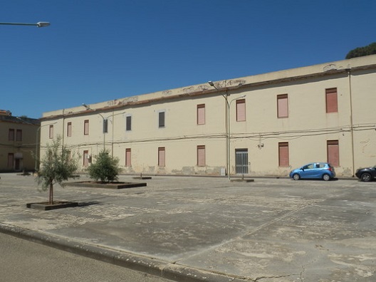 8 corpi di fabbrica di cui 6 adibiti ad alloggi e 2 a locali deposito + ampia corte esterna adibita a parcheggi e ad area comune. IL LOTTO IN VENDITA E' COSTITUITO DA 32 UNITA' ABITATIVE + 5 locali deposito, 65 posti auto scoperti, area scoperta. Identificativi Catastali [N.C.E.U.]Fg. 121, part.583sub 2,4,5,6,9,10,11,12,13; part584sub 2,3,4,5,7,8,10,11; part585sub3,4,5,6,7,8,10,11,15,16; part. 586 sub 1,2,3,7,9,10, 6 (6/10 pari a 600 millesimi); part. 589; part. 590; part. 602; (Posti Auto) part. 591 sub 87,88,29,30,31,32,35,36,61,62,63,64,67,68,65,66,53,54,51,52,55,56,27,28,33,34,37,93,77,78,81,82,41,42,43,44,75,76,73,74,69,70,15,16,19,20,17,18,23,24,83,84,5,6,7,8,9,10,1,2,21,22,45,46,89; part. 587 (31/43 pari a 720,930 millesimi); part. 588. Mq. 5126. Libero, intera proprietà.