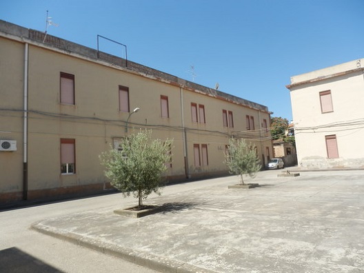 8 corpi di fabbrica di cui 6 adibiti ad alloggi e 2 a locali deposito + ampia corte esterna adibita a parcheggi e ad area comune. IL LOTTO IN VENDITA E' COSTITUITO DA 32 UNITA' ABITATIVE + 5 locali deposito, 65 posti auto scoperti, area scoperta. Identificativi Catastali [N.C.E.U.]Fg. 121, part.583sub 2,4,5,6,9,10,11,12,13; part584sub 2,3,4,5,7,8,10,11; part585sub3,4,5,6,7,8,10,11,15,16; part. 586 sub 1,2,3,7,9,10, 6 (6/10 pari a 600 millesimi); part. 589; part. 590; part. 602; (Posti Auto) part. 591 sub 87,88,29,30,31,32,35,36,61,62,63,64,67,68,65,66,53,54,51,52,55,56,27,28,33,34,37,93,77,78,81,82,41,42,43,44,75,76,73,74,69,70,15,16,19,20,17,18,23,24,83,84,5,6,7,8,9,10,1,2,21,22,45,46,89; part. 587 (31/43 pari a 720,930 millesimi); part. 588. Mq. 5126. Libero, intera proprietà.