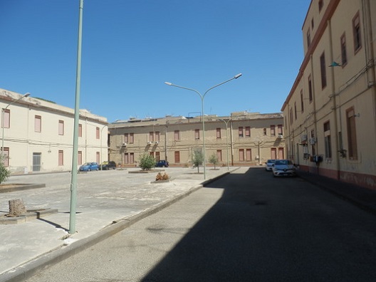 8 corpi di fabbrica di cui 6 adibiti ad alloggi e 2 a locali deposito + ampia corte esterna adibita a parcheggi e ad area comune. IL LOTTO IN VENDITA E' COSTITUITO DA 32 UNITA' ABITATIVE + 5 locali deposito, 65 posti auto scoperti, area scoperta. Identificativi Catastali [N.C.E.U.]Fg. 121, part.583sub 2,4,5,6,9,10,11,12,13; part584sub 2,3,4,5,7,8,10,11; part585sub3,4,5,6,7,8,10,11,15,16; part. 586 sub 1,2,3,7,9,10, 6 (6/10 pari a 600 millesimi); part. 589; part. 590; part. 602; (Posti Auto) part. 591 sub 87,88,29,30,31,32,35,36,61,62,63,64,67,68,65,66,53,54,51,52,55,56,27,28,33,34,37,93,77,78,81,82,41,42,43,44,75,76,73,74,69,70,15,16,19,20,17,18,23,24,83,84,5,6,7,8,9,10,1,2,21,22,45,46,89; part. 587 (31/43 pari a 720,930 millesimi); part. 588. Mq. 5126. Libero, intera proprietà.