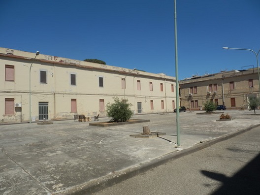8 corpi di fabbrica di cui 6 adibiti ad alloggi e 2 a locali deposito + ampia corte esterna adibita a parcheggi e ad area comune. IL LOTTO IN VENDITA E' COSTITUITO DA 32 UNITA' ABITATIVE + 5 locali deposito, 65 posti auto scoperti, area scoperta. Identificativi Catastali [N.C.E.U.]Fg. 121, part.583sub 2,4,5,6,9,10,11,12,13; part584sub 2,3,4,5,7,8,10,11; part585sub3,4,5,6,7,8,10,11,15,16; part. 586 sub 1,2,3,7,9,10, 6 (6/10 pari a 600 millesimi); part. 589; part. 590; part. 602; (Posti Auto) part. 591 sub 87,88,29,30,31,32,35,36,61,62,63,64,67,68,65,66,53,54,51,52,55,56,27,28,33,34,37,93,77,78,81,82,41,42,43,44,75,76,73,74,69,70,15,16,19,20,17,18,23,24,83,84,5,6,7,8,9,10,1,2,21,22,45,46,89; part. 587 (31/43 pari a 720,930 millesimi); part. 588. Mq. 5126. Libero, intera proprietà.