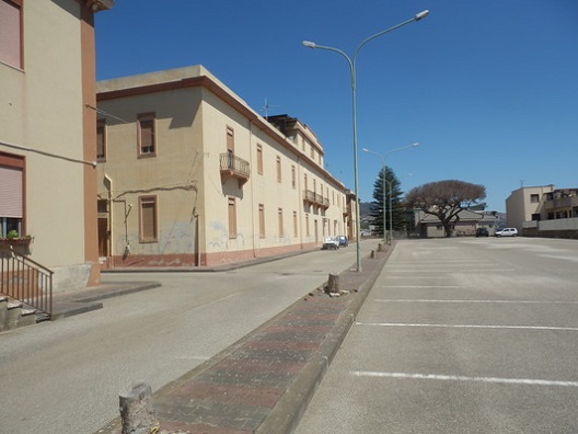 8 corpi di fabbrica di cui 6 adibiti ad alloggi e 2 a locali deposito + ampia corte esterna adibita a parcheggi e ad area comune. IL LOTTO IN VENDITA E' COSTITUITO DA 32 UNITA' ABITATIVE + 5 locali deposito, 65 posti auto scoperti, area scoperta. Identificativi Catastali [N.C.E.U.]Fg. 121, part.583sub 2,4,5,6,9,10,11,12,13; part584sub 2,3,4,5,7,8,10,11; part585sub3,4,5,6,7,8,10,11,15,16; part. 586 sub 1,2,3,7,9,10, 6 (6/10 pari a 600 millesimi); part. 589; part. 590; part. 602; (Posti Auto) part. 591 sub 87,88,29,30,31,32,35,36,61,62,63,64,67,68,65,66,53,54,51,52,55,56,27,28,33,34,37,93,77,78,81,82,41,42,43,44,75,76,73,74,69,70,15,16,19,20,17,18,23,24,83,84,5,6,7,8,9,10,1,2,21,22,45,46,89; part. 587 (31/43 pari a 720,930 millesimi); part. 588. Mq. 5126. Libero, intera proprietà.