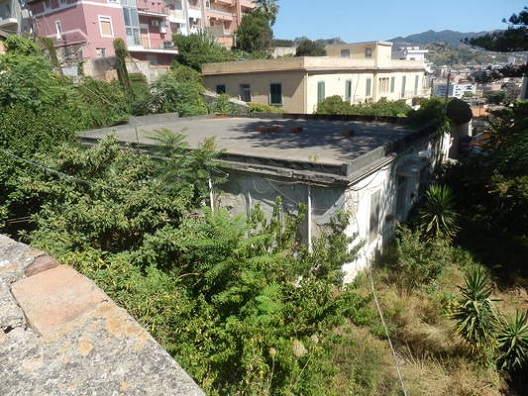 8 corpi di fabbrica di cui 6 adibiti ad alloggi e 2 a locali deposito + ampia corte esterna adibita a parcheggi e ad area comune. IL LOTTO IN VENDITA E' COSTITUITO DA 32 UNITA' ABITATIVE + 5 locali deposito, 65 posti auto scoperti, area scoperta. Identificativi Catastali [N.C.E.U.]Fg. 121, part.583sub 2,4,5,6,9,10,11,12,13; part584sub 2,3,4,5,7,8,10,11; part585sub3,4,5,6,7,8,10,11,15,16; part. 586 sub 1,2,3,7,9,10, 6 (6/10 pari a 600 millesimi); part. 589; part. 590; part. 602; (Posti Auto) part. 591 sub 87,88,29,30,31,32,35,36,61,62,63,64,67,68,65,66,53,54,51,52,55,56,27,28,33,34,37,93,77,78,81,82,41,42,43,44,75,76,73,74,69,70,15,16,19,20,17,18,23,24,83,84,5,6,7,8,9,10,1,2,21,22,45,46,89; part. 587 (31/43 pari a 720,930 millesimi); part. 588. Mq. 5126. Libero, intera proprietà.
