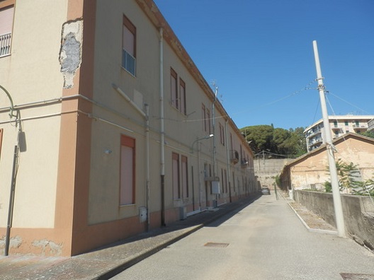 8 corpi di fabbrica di cui 6 adibiti ad alloggi e 2 a locali deposito + ampia corte esterna adibita a parcheggi e ad area comune. IL LOTTO IN VENDITA E' COSTITUITO DA 32 UNITA' ABITATIVE + 5 locali deposito, 65 posti auto scoperti, area scoperta. Identificativi Catastali [N.C.E.U.]Fg. 121, part.583sub 2,4,5,6,9,10,11,12,13; part584sub 2,3,4,5,7,8,10,11; part585sub3,4,5,6,7,8,10,11,15,16; part. 586 sub 1,2,3,7,9,10, 6 (6/10 pari a 600 millesimi); part. 589; part. 590; part. 602; (Posti Auto) part. 591 sub 87,88,29,30,31,32,35,36,61,62,63,64,67,68,65,66,53,54,51,52,55,56,27,28,33,34,37,93,77,78,81,82,41,42,43,44,75,76,73,74,69,70,15,16,19,20,17,18,23,24,83,84,5,6,7,8,9,10,1,2,21,22,45,46,89; part. 587 (31/43 pari a 720,930 millesimi); part. 588. Mq. 5126. Libero, intera proprietà.