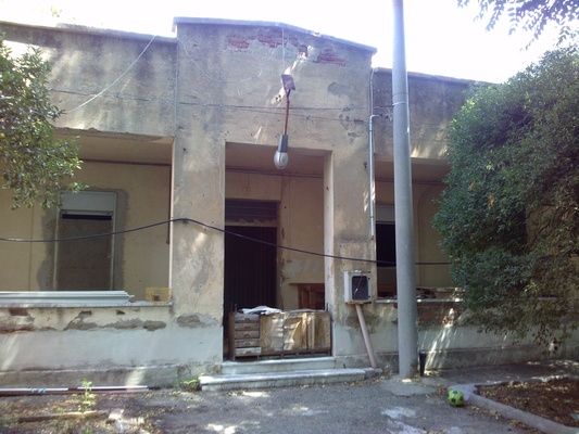 Complesso edilizio all'interno del comprensorio denominato "ex Deposito Cappuccini"  ubicato nella zona semi periferica del comune di Messina, costituito da un solo corpo di fabbrica ad una elevazione fuori terra, ad uso residenziale, con un unico accesso. Il lotto in vendita è costituito da 3 unità abitative di ampia metratura ed è dotato di un ampio cortile, nel quale sono stati ricavati n. 3 posti auto + 3 posti auto scoperti, area scoperta. Identificativi Catastali [N.C.E.U.]Foglio 108 part. 443. Mq. 422. Libero, intera proprietà.