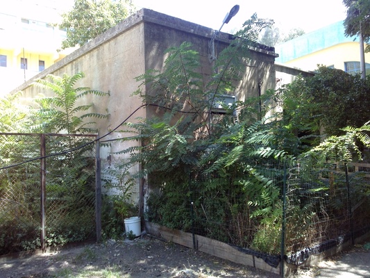 Complesso edilizio all'interno del comprensorio denominato "ex Deposito Cappuccini"  ubicato nella zona semi periferica del comune di Messina, costituito da un solo corpo di fabbrica ad una elevazione fuori terra, ad uso residenziale, con un unico accesso. Il lotto in vendita è costituito da 3 unità abitative di ampia metratura ed è dotato di un ampio cortile, nel quale sono stati ricavati n. 3 posti auto + 3 posti auto scoperti, area scoperta. Identificativi Catastali [N.C.E.U.]Foglio 108 part. 443. Mq. 422. Libero, intera proprietà.