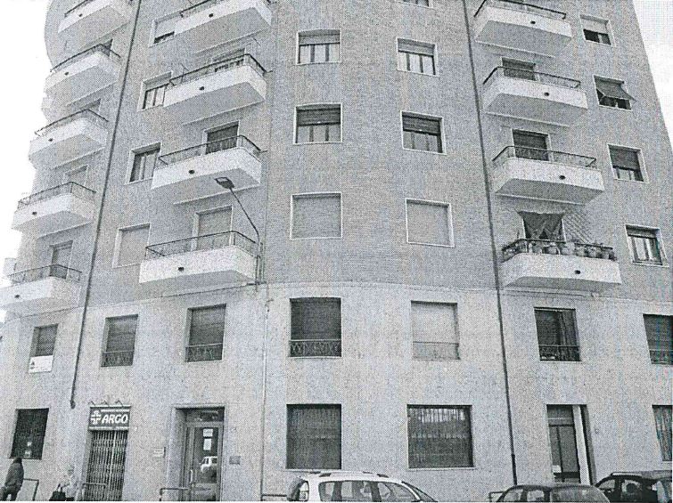 Ubicata al piano primo (secondo fuori terra) l'unità immobiliare è costituita da soggiorno, cucina, due camere, cabina armadi, un piccolo riopostiglio e un solo bagno + Cantina.