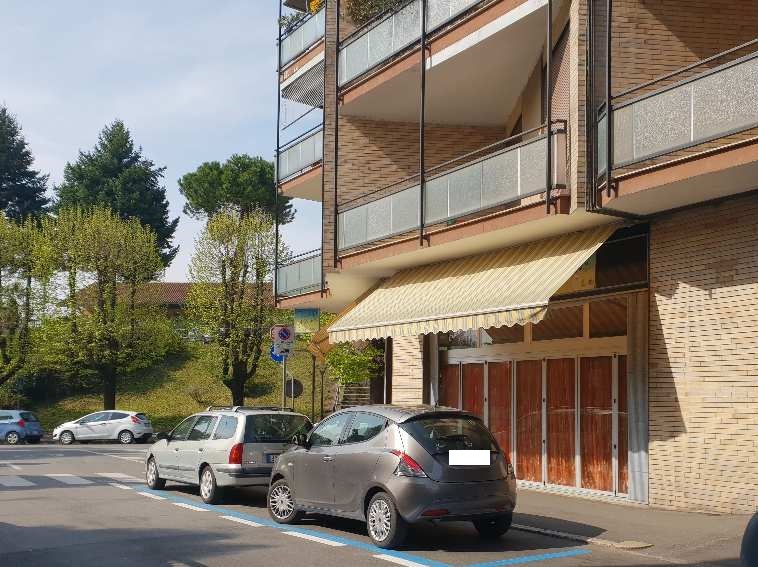 Il negozio è composto da un ampio locale e wc con annessa cantina al piano seminterrato, munito di serramenti in alluminio e vetrine + cantina.