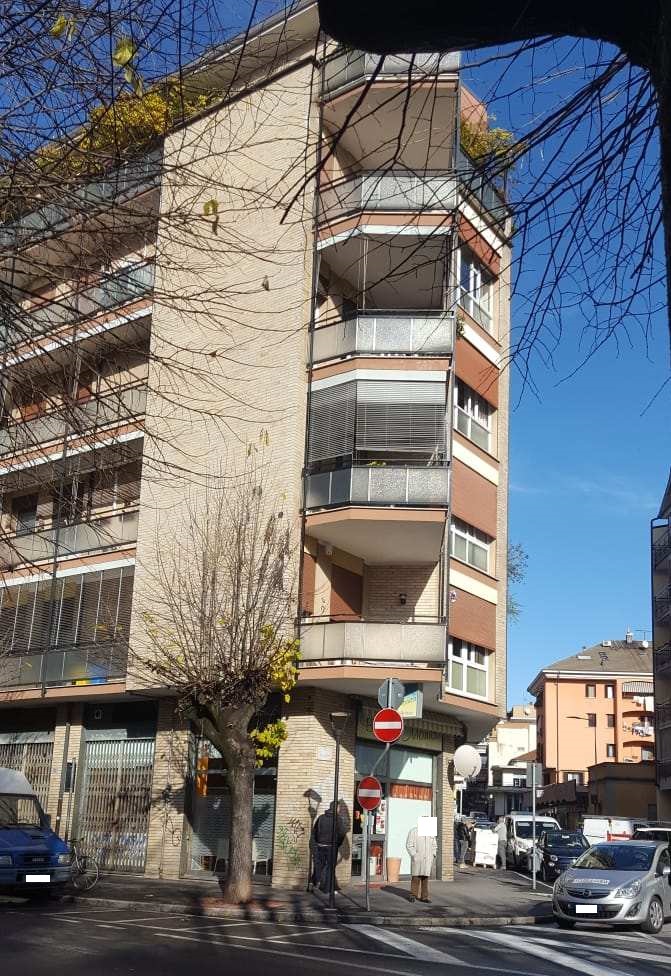 Il negozio è composto da un ampio locale e wc con annessa cantina al piano seminterrato, munito di serramenti in alluminio e vetrine + cantina.