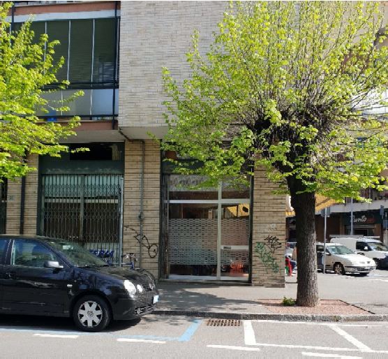 Il negozio è composto da un ampio locale e wc con annessa cantina al piano seminterrato, munito di serramenti in alluminio e vetrine + cantina.