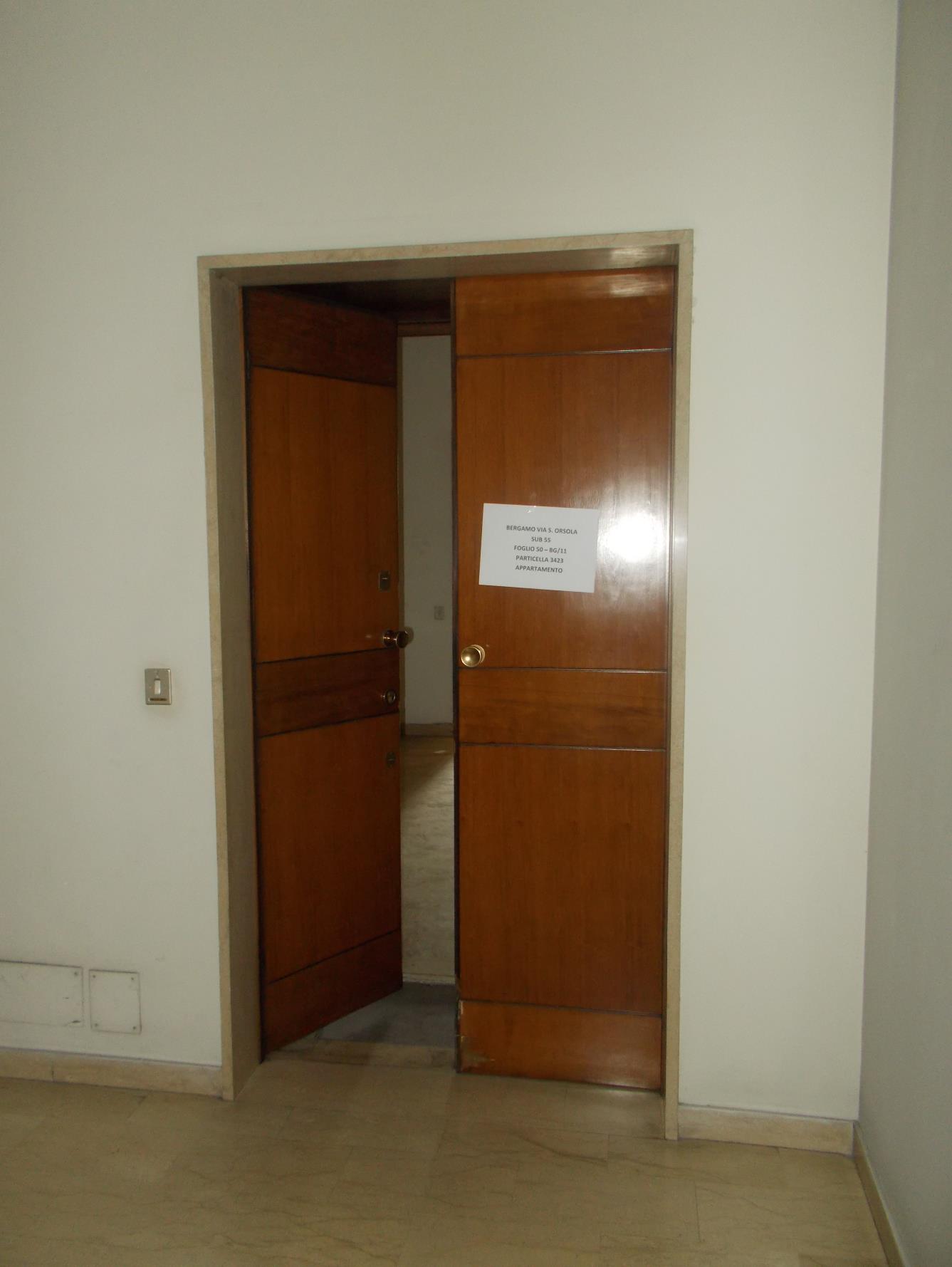 Appartamento con soffitta n. 12 + box auto piano S2 n. 3. Identificativi catastali [N.C.E.U.] Unità Residenziale cat. A/2 foglio 50 part. 3423 sub 55  - Unità secondaria cat. C/6 foglio 50 part. 3423 sub 89. Sup. mq catastali 166  - mq catastali 18. Libero, piena proprietà.