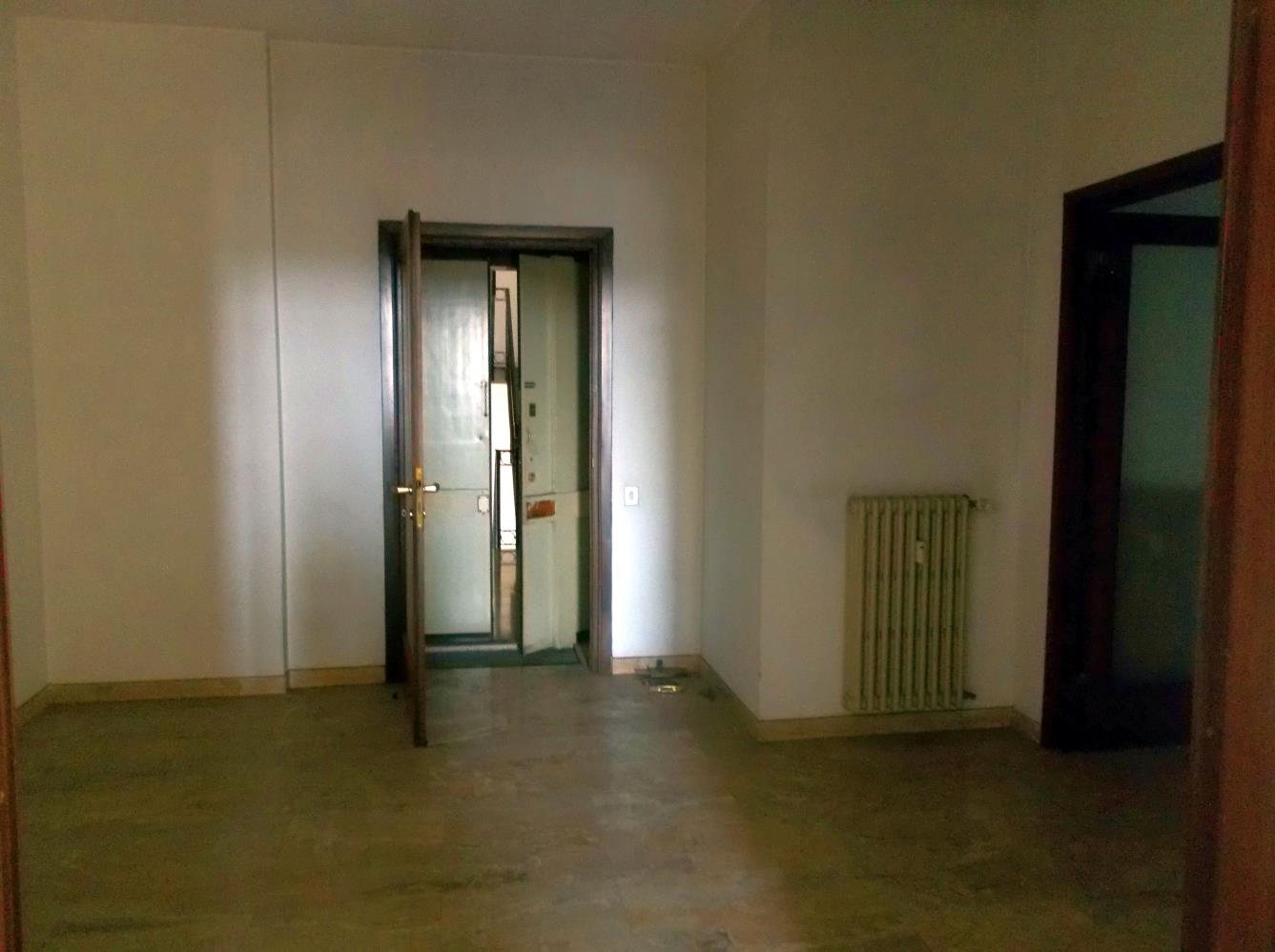 Appartamento con soffitta n. 12 + box auto piano S2 n. 3. Identificativi catastali [N.C.E.U.] Unità Residenziale cat. A/2 foglio 50 part. 3423 sub 55  - Unità secondaria cat. C/6 foglio 50 part. 3423 sub 89. Sup. mq catastali 166  - mq catastali 18. Libero, piena proprietà.