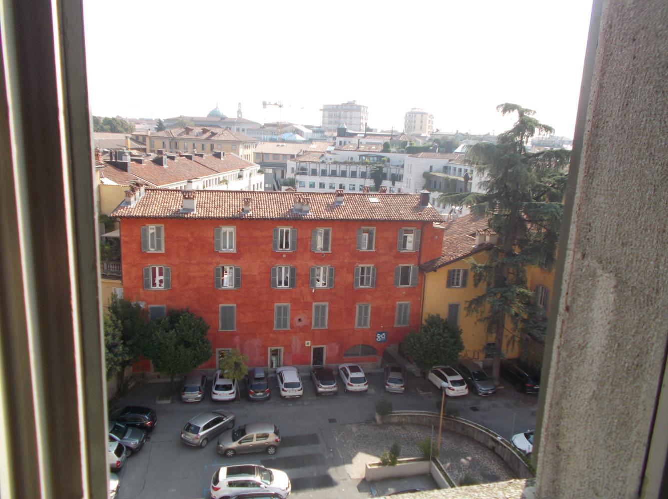 Appartamento con soffitta n. 12 + box auto piano S2 n. 3. Identificativi catastali [N.C.E.U.] Unità Residenziale cat. A/2 foglio 50 part. 3423 sub 55  - Unità secondaria cat. C/6 foglio 50 part. 3423 sub 89. Sup. mq catastali 166  - mq catastali 18. Libero, piena proprietà.