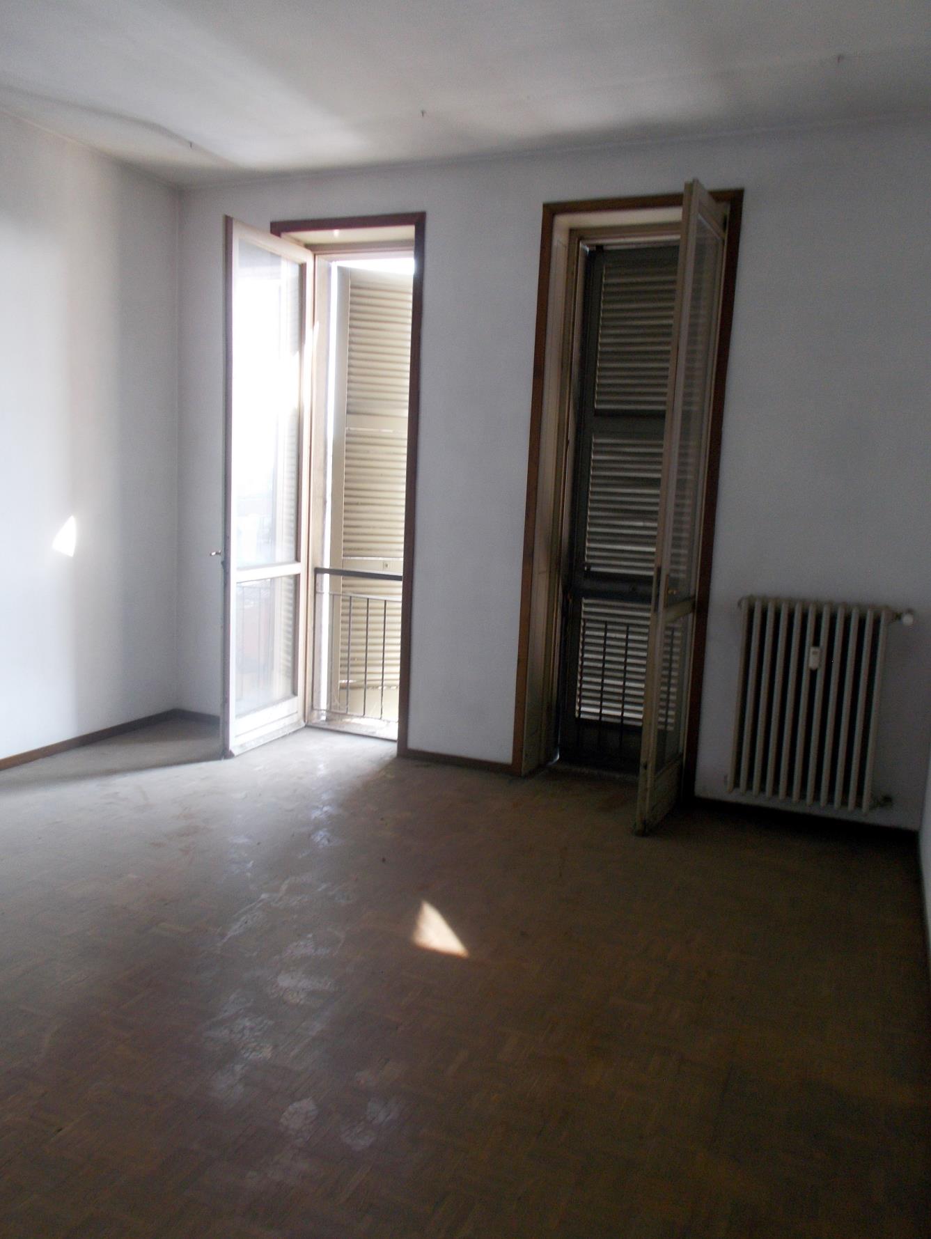 Appartamento con soffitta n. 12 + box auto piano S2 n. 3. Identificativi catastali [N.C.E.U.] Unità Residenziale cat. A/2 foglio 50 part. 3423 sub 55  - Unità secondaria cat. C/6 foglio 50 part. 3423 sub 89. Sup. mq catastali 166  - mq catastali 18. Libero, piena proprietà.