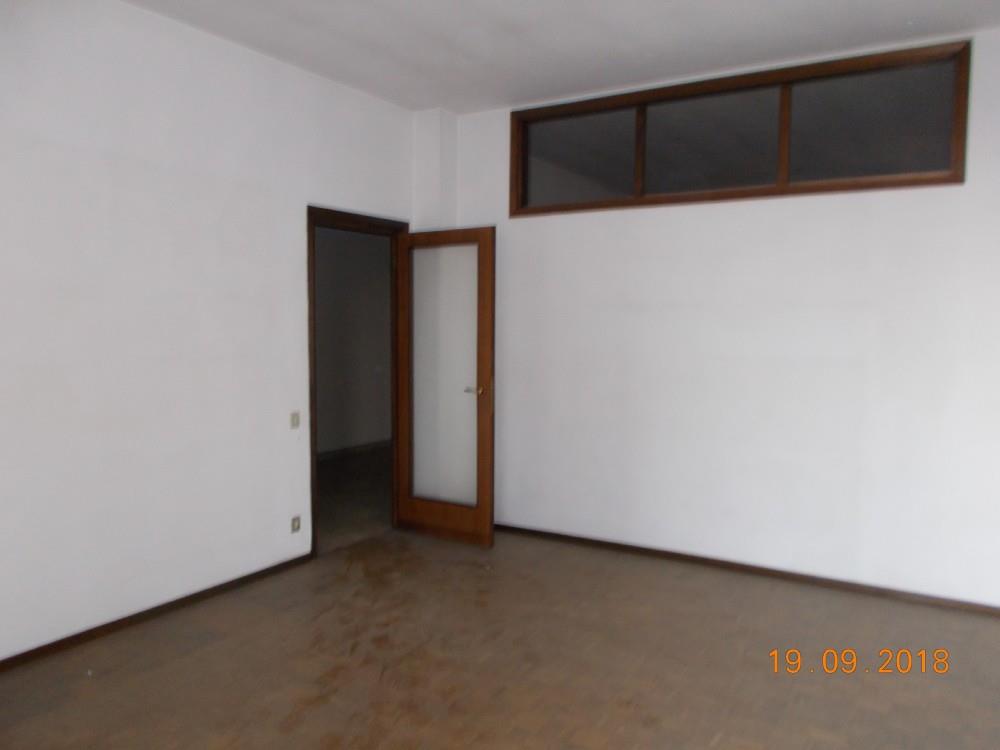 Appartamento con soffitta n. 12 + box auto piano S2 n. 3. Identificativi catastali [N.C.E.U.] Unità Residenziale cat. A/2 foglio 50 part. 3423 sub 55  - Unità secondaria cat. C/6 foglio 50 part. 3423 sub 89. Sup. mq catastali 166  - mq catastali 18. Libero, piena proprietà.