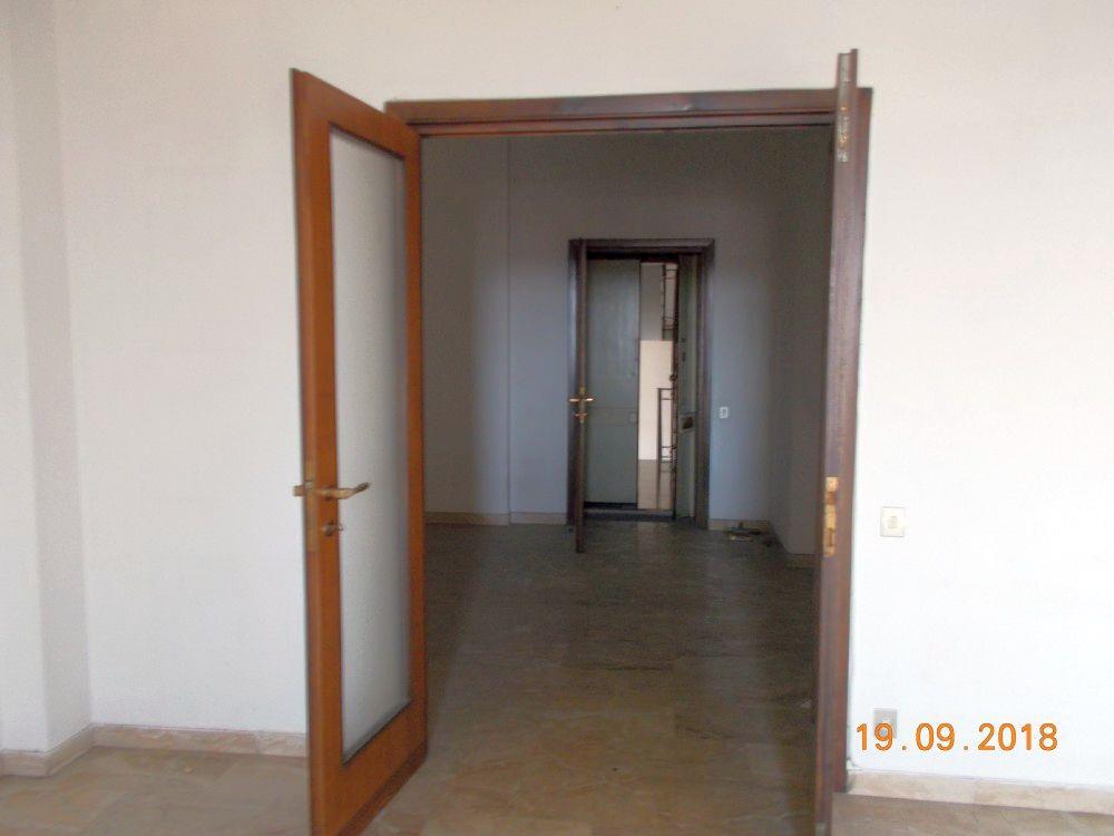 Appartamento con soffitta n. 12 + box auto piano S2 n. 3. Identificativi catastali [N.C.E.U.] Unità Residenziale cat. A/2 foglio 50 part. 3423 sub 55  - Unità secondaria cat. C/6 foglio 50 part. 3423 sub 89. Sup. mq catastali 166  - mq catastali 18. Libero, piena proprietà.