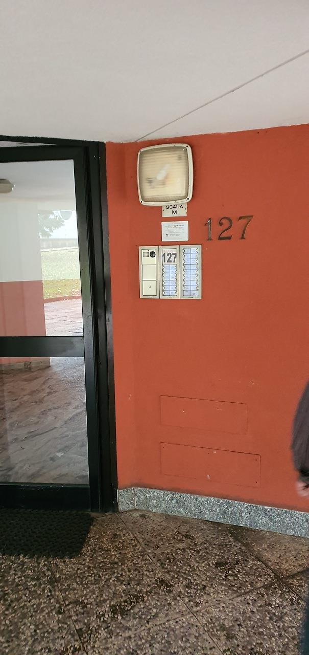 Appartamento composto da ingresso - salone, cucina abitabile, disimpegno, un vano, bagno, un balcone, cantina piano interrato n. 244 + box auto piano S1 n. 244. Identificativi catastali [N.C.E.U.] Unità Residenziale cat. A/3 foglio 55 part. 9877 sub 257  - Unità secondaria cat. C/6 foglio 55 part. 9877 sub 292. Sup. mq catastali 58  - mq catastli 17. Libero, piena proprietà.