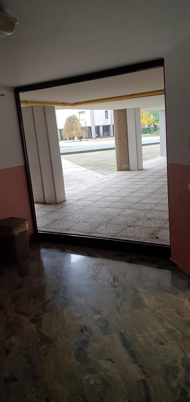 Appartamento composto da ingresso - salone, cucina abitabile, disimpegno, un vano, bagno, un balcone, cantina piano interrato n. 244 + box auto piano S1 n. 244. Identificativi catastali [N.C.E.U.] Unità Residenziale cat. A/3 foglio 55 part. 9877 sub 257  - Unità secondaria cat. C/6 foglio 55 part. 9877 sub 292. Sup. mq catastali 58  - mq catastli 17. Libero, piena proprietà.