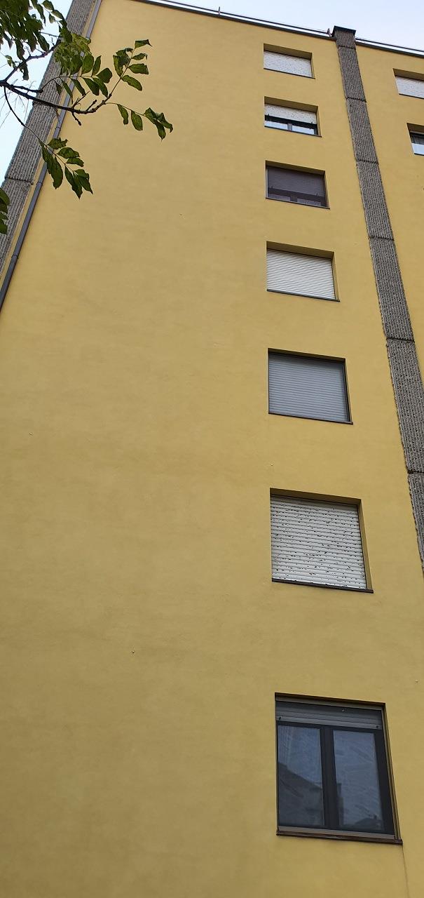 Appartamento composto da ingresso - salone, cucina abitabile, disimpegno, un vano, bagno, un balcone, cantina piano interrato n. 244 + box auto piano S1 n. 244. Identificativi catastali [N.C.E.U.] Unità Residenziale cat. A/3 foglio 55 part. 9877 sub 257  - Unità secondaria cat. C/6 foglio 55 part. 9877 sub 292. Sup. mq catastali 58  - mq catastli 17. Libero, piena proprietà.
