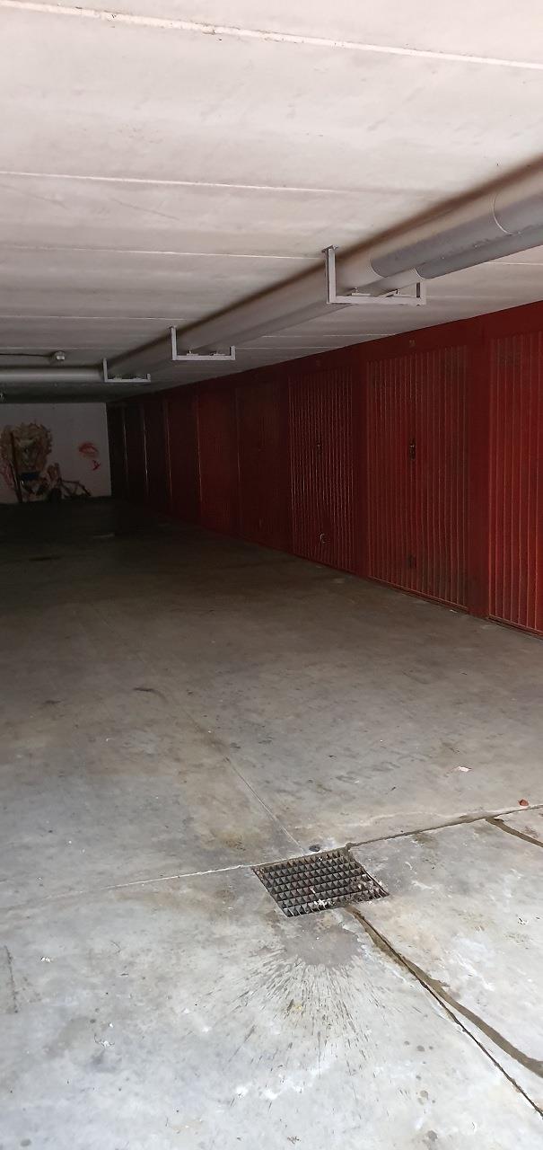 Appartamento composto da ingresso - salone, cucina abitabile, disimpegno, un vano, bagno, un balcone, cantina piano interrato n. 244 + box auto piano S1 n. 244. Identificativi catastali [N.C.E.U.] Unità Residenziale cat. A/3 foglio 55 part. 9877 sub 257  - Unità secondaria cat. C/6 foglio 55 part. 9877 sub 292. Sup. mq catastali 58  - mq catastli 17. Libero, piena proprietà.