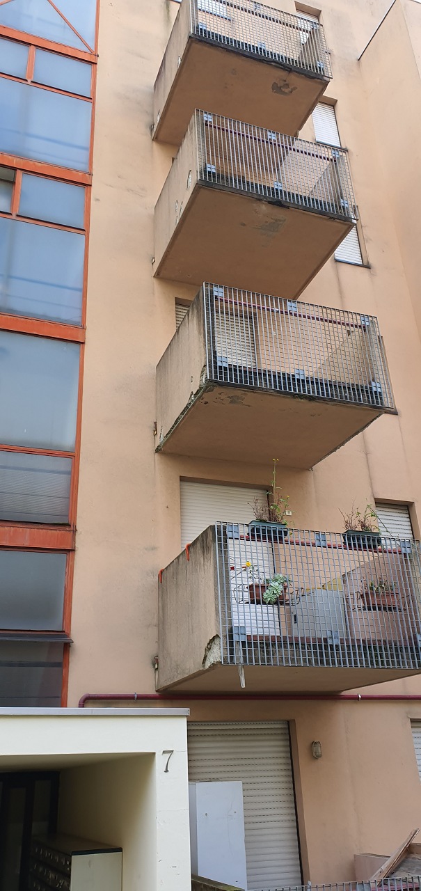 Appartamento composto da ingresso - salone, un vano, cucina abitabile, bagno, cantina piano interrato n. 57 + box auto piano S1 n. 57. Identificativi catastali [N.C.E.U.] Unità Residenziale cat. A/3 foglio 55 part. 9877 sub 70  - Unità secondaria cat. C/6 foglio 55 part. 9877 sub 484. Sup. mq catastali 71  - mq catastali 12. Libero, piena proprietà.