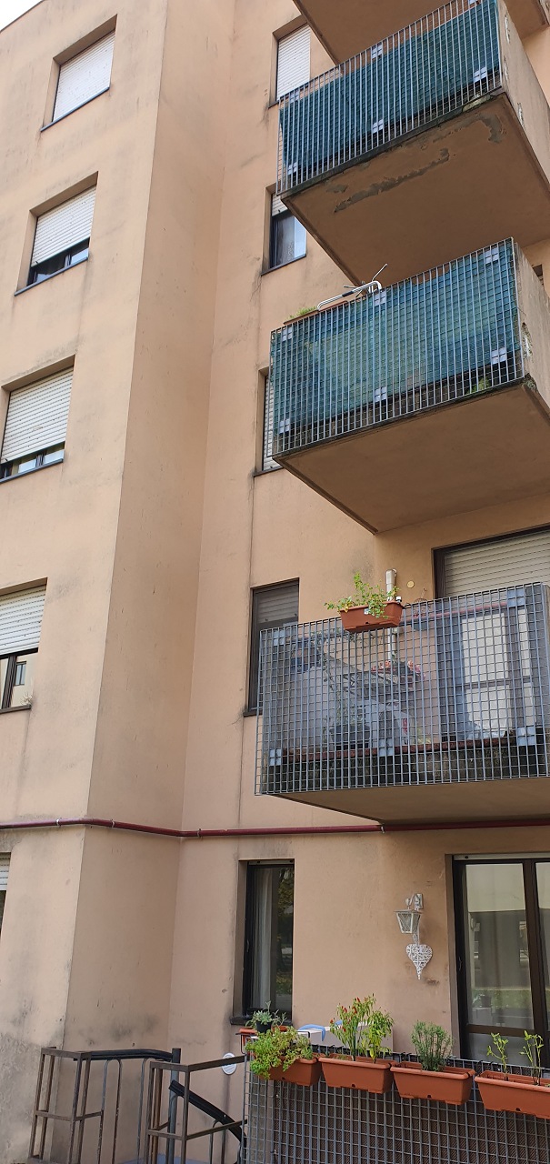 Appartamento composto da ingresso - salone, un vano, cucina abitabile, bagno, cantina piano interrato n. 57 + box auto piano S1 n. 57. Identificativi catastali [N.C.E.U.] Unità Residenziale cat. A/3 foglio 55 part. 9877 sub 70  - Unità secondaria cat. C/6 foglio 55 part. 9877 sub 484. Sup. mq catastali 71  - mq catastali 12. Libero, piena proprietà.