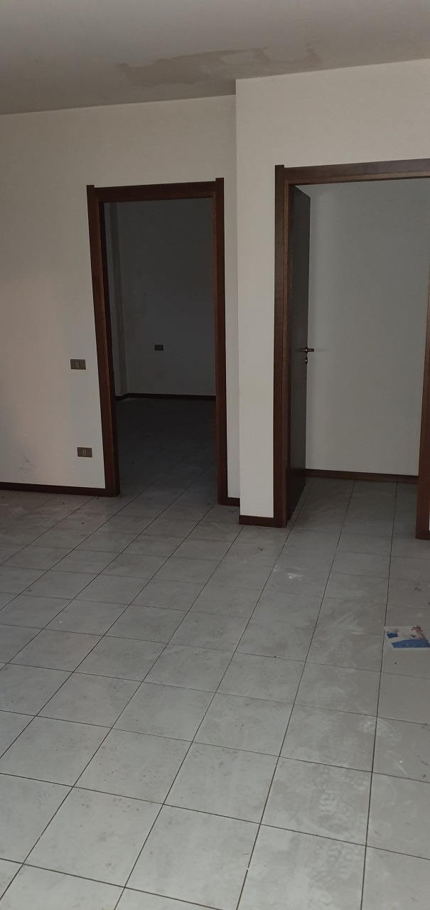 Appartamento composto da ingresso - salone, un vano, cucina abitabile, bagno, cantina piano interrato n. 57 + box auto piano S1 n. 57. Identificativi catastali [N.C.E.U.] Unità Residenziale cat. A/3 foglio 55 part. 9877 sub 70  - Unità secondaria cat. C/6 foglio 55 part. 9877 sub 484. Sup. mq catastali 71  - mq catastali 12. Libero, piena proprietà.