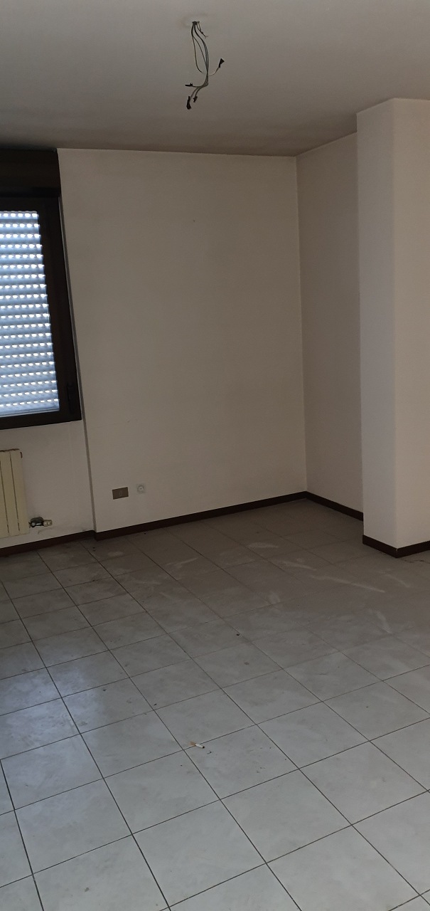 Appartamento composto da ingresso - salone, un vano, cucina abitabile, bagno, cantina piano interrato n. 57 + box auto piano S1 n. 57. Identificativi catastali [N.C.E.U.] Unità Residenziale cat. A/3 foglio 55 part. 9877 sub 70  - Unità secondaria cat. C/6 foglio 55 part. 9877 sub 484. Sup. mq catastali 71  - mq catastali 12. Libero, piena proprietà.