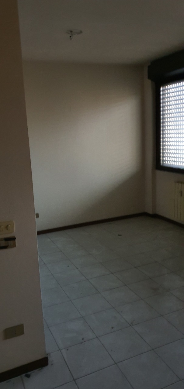 Appartamento composto da ingresso - salone, un vano, cucina abitabile, bagno, cantina piano interrato n. 57 + box auto piano S1 n. 57. Identificativi catastali [N.C.E.U.] Unità Residenziale cat. A/3 foglio 55 part. 9877 sub 70  - Unità secondaria cat. C/6 foglio 55 part. 9877 sub 484. Sup. mq catastali 71  - mq catastali 12. Libero, piena proprietà.