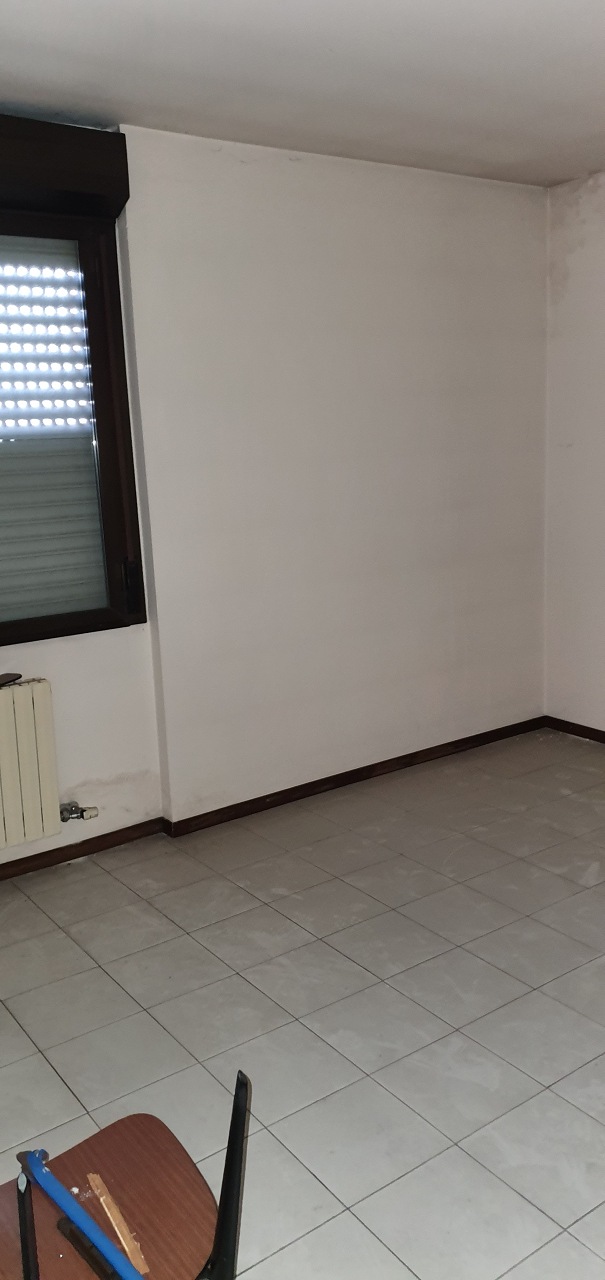 Appartamento composto da ingresso - salone, un vano, cucina abitabile, bagno, cantina piano interrato n. 57 + box auto piano S1 n. 57. Identificativi catastali [N.C.E.U.] Unità Residenziale cat. A/3 foglio 55 part. 9877 sub 70  - Unità secondaria cat. C/6 foglio 55 part. 9877 sub 484. Sup. mq catastali 71  - mq catastali 12. Libero, piena proprietà.