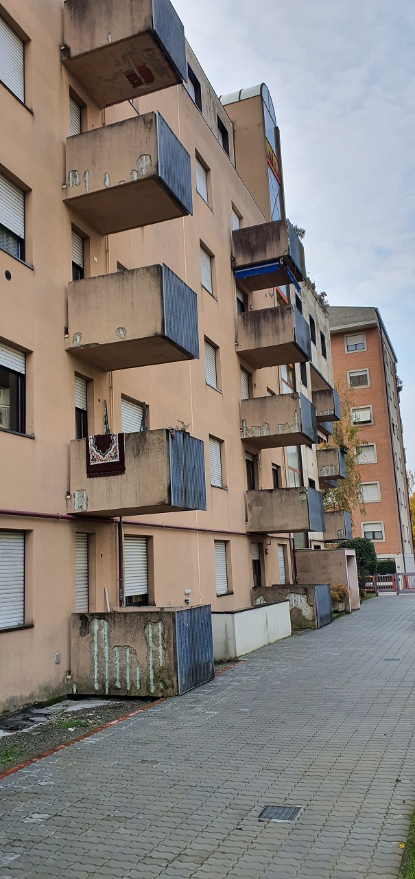 Appartamento composto da ingresso - salone, un vano, cucina abitabile, bagno, cantina piano interrato n. 57 + box auto piano S1 n. 57. Identificativi catastali [N.C.E.U.] Unità Residenziale cat. A/3 foglio 55 part. 9877 sub 70  - Unità secondaria cat. C/6 foglio 55 part. 9877 sub 484. Sup. mq catastali 71  - mq catastali 12. Libero, piena proprietà.