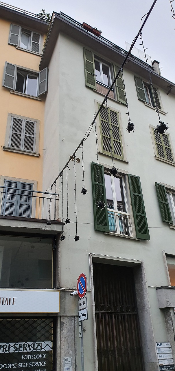 Appartamento composto da ingresso, due corridoi, disimpegno, ripostiglio,cinque vani, cucina abitabile, due bagni, un WC e un ampio terrazzo. Dispone di una cantina al piano S2 n. 4. Identificativi catastali [N.C.E.U.] Unità Residenziale cat. A/2 foglio 50 part. 2169 sub 16. Sup. mq catastali 204. Libero, piena proprietà.