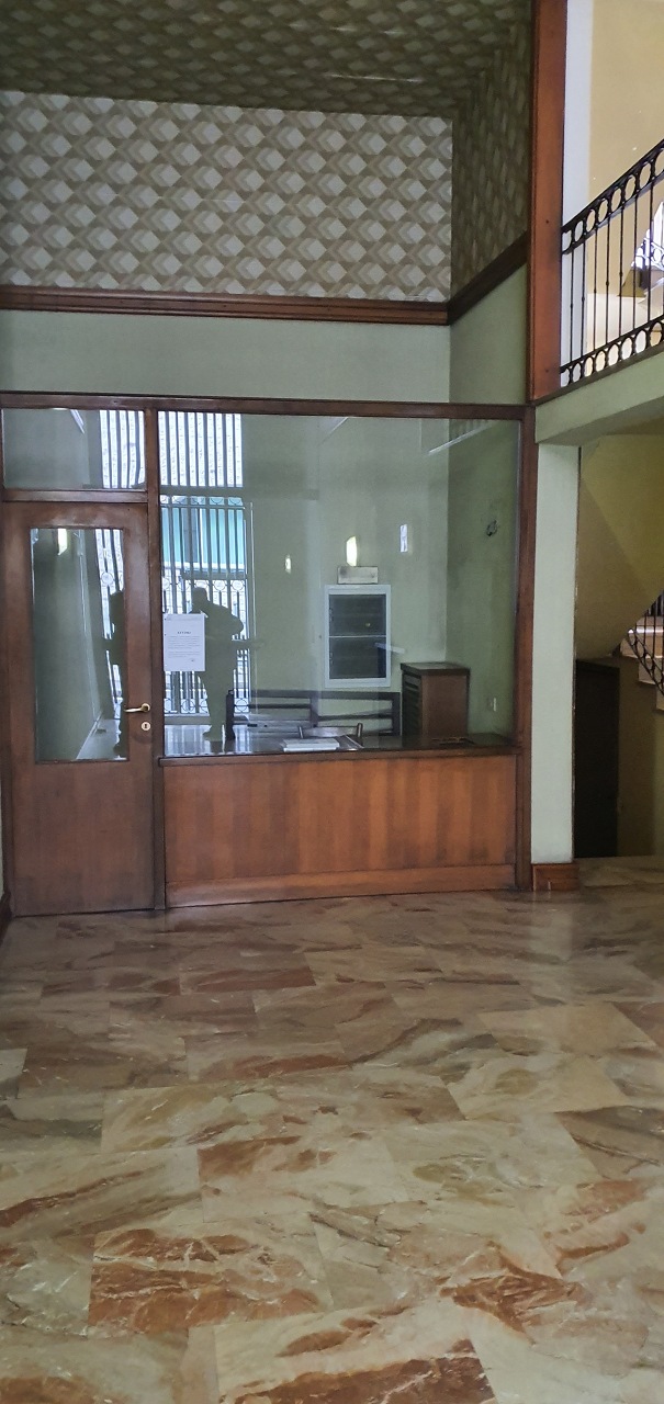 Appartamento composto da ingresso, due corridoi, disimpegno, ripostiglio,cinque vani, cucina abitabile, due bagni, un WC e un ampio terrazzo. Dispone di una cantina al piano S2 n. 4. Identificativi catastali [N.C.E.U.] Unità Residenziale cat. A/2 foglio 50 part. 2169 sub 16. Sup. mq catastali 204. Libero, piena proprietà.