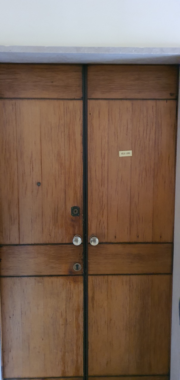 Appartamento composto da ingresso, due corridoi, disimpegno, ripostiglio,cinque vani, cucina abitabile, due bagni, un WC e un ampio terrazzo. Dispone di una cantina al piano S2 n. 4. Identificativi catastali [N.C.E.U.] Unità Residenziale cat. A/2 foglio 50 part. 2169 sub 16. Sup. mq catastali 204. Libero, piena proprietà.