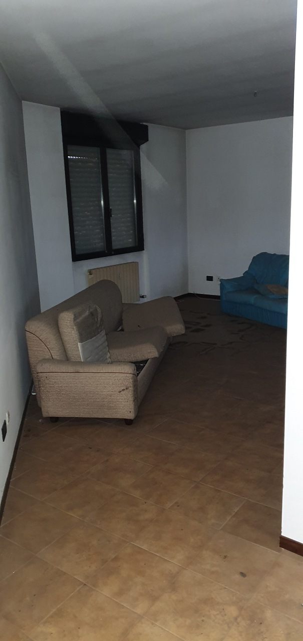 Appartamento composto da ingresso - salone, angolo cottura, ripostiglio, corridoio, due vani, due bagni, un balcone, cantina piano interrato n. 251 + box auto piano S1 n. 251  box auto civico 113 piano S1 n. 204. Identificativi catastali [N.C.E.U.] Unità Residenziale cat. A/3 foglio 55 part. 9877 sub 264  - Unità secondaria cat. C/6 foglio 55 part. 9877 sub 312  - Unità Secondaria cat. C/6 foglio 55 part. 9877 sub 469. Sup. mq catastali 113  - mq catastali 10  - mq catastali 12. Libero, piena proprietà.